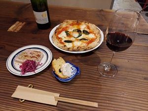 フラム 的窯烤披薩與紅酒、前菜小盤（照片僅供參考）