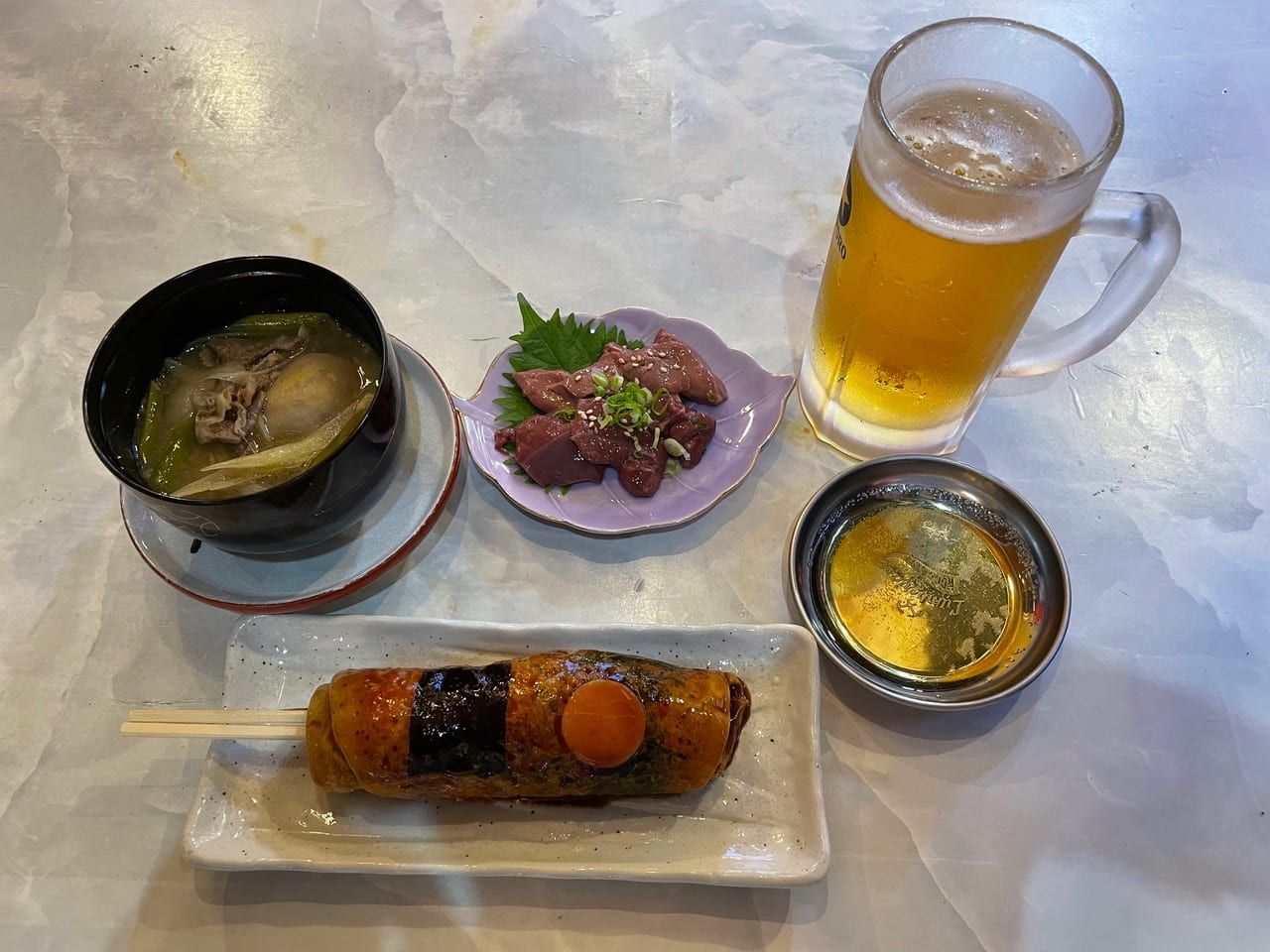 鉄板居酒屋 夢はな 的串燒與生魚片、小缽料理和生啤酒（照片僅供參考）