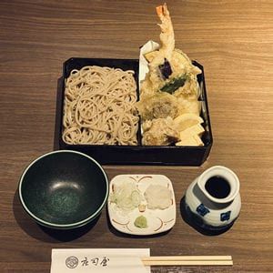 庄司屋的竹籠蕎麥麵與天婦羅雙層重箱，以及蕎麥麵沾汁杯和佐料（照片僅供參考）