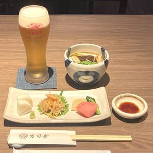 An assortment of appetisers with chawanmushi and a draft beer（사진은 이미지입니다）
