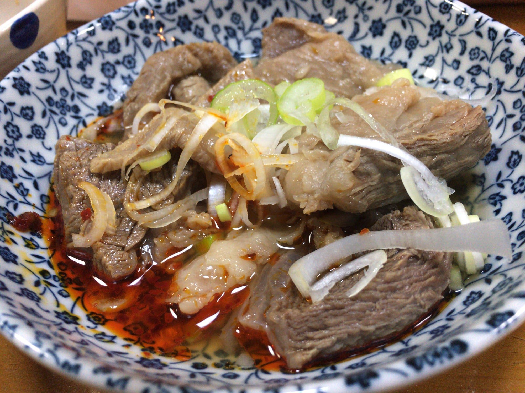 白髪ねぎとラー油をかけた牛肉の煮込み（写真はイメージです）